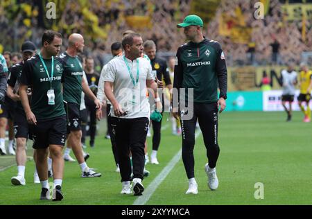 31.08.2024, wohninvest Weserstadion, Brême, GER, 1.FBL SV Werder Brême v. Borussia Dortmund im Bild/Picture shows Halbzeitpause. 0:0 Co-Trainer Tom Cichon (Werder Brême) und Trainer Ole Werner (Werder Brême) Foto © nordphoto GmbH/Tauchnitz LA RÉGLEMENTATION DFB INTERDIT TOUTE UTILISATION DE PHOTOGRAPHIES COMME SÉQUENCES D'IMAGES ET/OU QUASI-VIDÉO. Banque D'Images