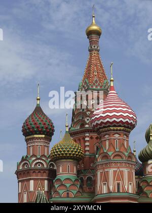 La cathédrale de la protection du très Saint Théotokos sur la douve, populairement connue sous le nom de cathédrale Saint-Basile, est une cathédrale orthodoxe russe sur Re Banque D'Images