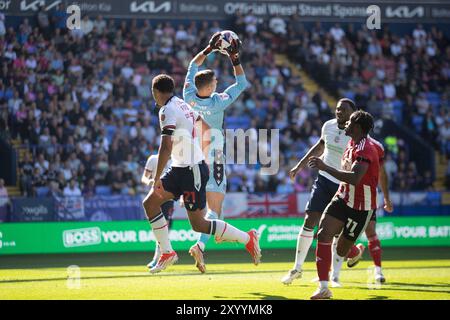 Bolton, Lancashire. ROYAUME-UNI. 31 août 2024. Nathan Baxter #1 (GK) du Bolton Wanderers FC fait un arrêt lors du match de Sky Bet League 1 entre Bolton Wanderers et Exeter City au Toughsheet Stadium de Bolton le samedi 31 août 2024. (Photo : Mike Morese | mi News) crédit : MI News & Sport /Alamy Live News Banque D'Images