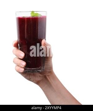 Femme tenant un verre de smoothie de betterave fraîche isolé sur blanc, gros plan Banque D'Images