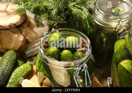 Faire des cornichons. Concombres frais et épices dans des pots sur la table, gros plan Banque D'Images