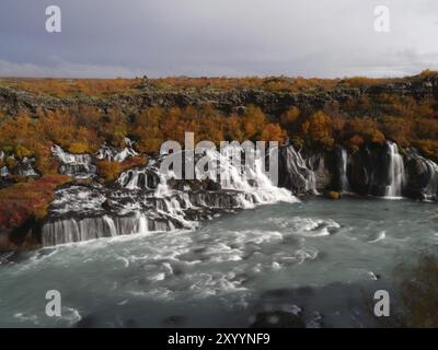 De Wikipedia : les Hraunfossar sont des cascades de la rivière Hvita près des villes de Husafell et Reykholt dans l'ouest de l'Islande. Sur une longueur de approx. Banque D'Images