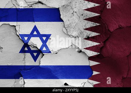 Drapeaux d'Israël et du Qatar peints sur un mur fissuré Banque D'Images