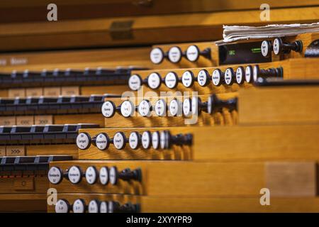 REYKJAVIK, ISLANDE, 06 JUILLET : arrêts pour l'orgue à pipe dans l'église luthérienne Hallgrimskirkja le 06 juillet 2013 à Reykjavik, Islande, Europe Banque D'Images