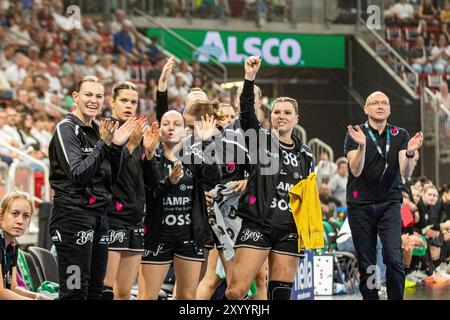 Duesseldorf, Deutschland. 31 août 2024. Die Bank der tus Metzingen jubelt HB Ludwigsburg v. tus Metzingen, Handball, Handball Super Cup 2024, 2024/25, 31.08.2024 Foto : Eibner-Pressefoto/Gerhard Wingender crédit : dpa/Alamy Live News Banque D'Images