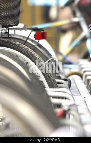 Vélos garés dans la ville, dans une belle ligne dans un rack Banque D'Images