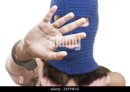 Concept de mouvement de protestation russe, femme portant une Balaclava ou un masque sur le bouclier de geste de la tête ou montrant le panneau d'arrêt blanc isolé Banque D'Images