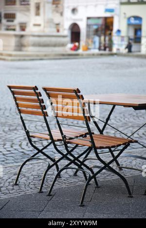 Chaises pliantes en bois, un siège libre sur la place du marché à Iéna chaises pliantes en bois, un siège libre sur la place du marché à Iéna Banque D'Images