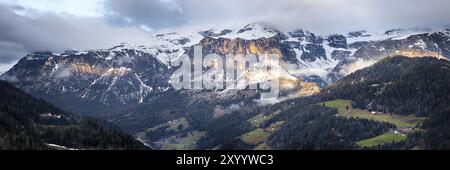 Nuageux lever du soleil sur les montagnes des Dolomites. Dolomites italiennes Banque D'Images