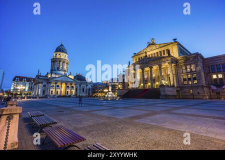 Konzerthaus y Deutscher Dom (Catedral Alemana) Gendarmenmarkt (Mercado de los gendarmes), Berlin, Alemania Banque D'Images