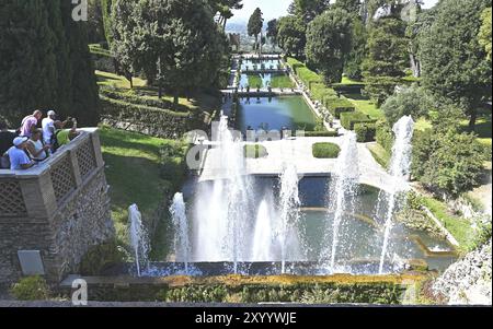 Fontaine de Neptune, étangs à poissons et parc Banque D'Images