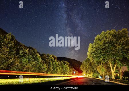 Voie Lactée sur le côté de l'autoroute près de Ulm avec sentiers de voiture Banque D'Images