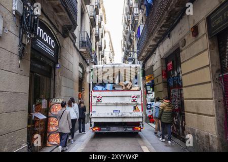 Camion poubelle dans une ruelle étroite dans la Ciutat Vella à Barcelone, Espagne, Europe Banque D'Images