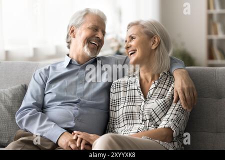 Mari embrassant femme sentant l'amour profiter d'une conversation agréable Banque D'Images