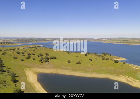 Barrage lac réservoir drone vue aérienne du paysage d'oliviers Barragem do Caia Dam en Alentejo, Portugal, Europe Banque D'Images