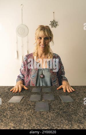 Lecteur de tarot souriant regardant la caméra et sur le point de lire les cartes Banque D'Images