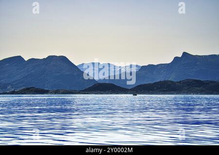 Paysage de fjord norvégien. Vue sur les montagnes enneigées avec une végétation accidentée. Eau cristalline au premier plan. Paysage de Scandinavie Banque D'Images