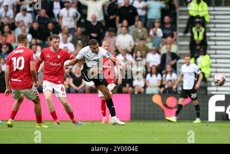 Kayden Jackson du comté de Derby (au centre) marque le deuxième but de son équipe lors du match du Sky Bet Championship au Pride Park Stadium, Derby. Date de la photo : samedi 31 août 2024. Banque D'Images