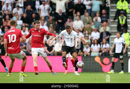 Kayden Jackson du comté de Derby (au centre) marque le deuxième but de son équipe lors du match du Sky Bet Championship au Pride Park Stadium, Derby. Date de la photo : samedi 31 août 2024. Banque D'Images