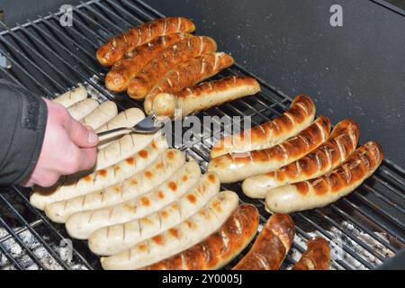 Saucisses grillées sur un fond entier, saucisses sur un gril au charbon de bois Banque D'Images