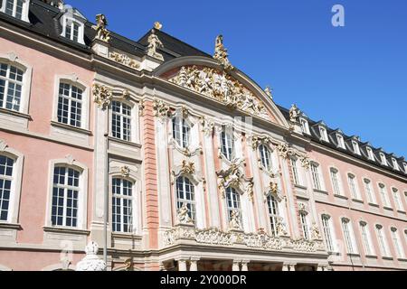 Aile sud du Palais des Prince-électeurs à Trèves, Allemagne. Il a été construit dans le style rococo à partir de 1756 par l'architecte Johannes Seiz et le sculpteur Ferdinand T. Banque D'Images