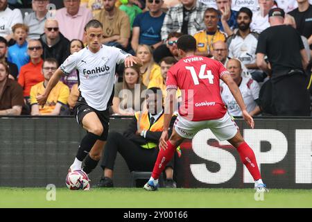 Jerry Yates du comté de Derby (à gauche) et Zak Vyner de Bristol City se battent pour le ballon lors du match du Sky Bet Championship au Pride Park Stadium, Derby. Date de la photo : samedi 31 août 2024. Banque D'Images