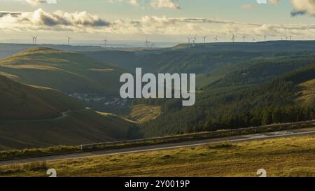 Éoliennes sur les collines près de Abergwynfi à Neath Port Talbot, West Glamorgan, Pays de Galles, Royaume-Uni Banque D'Images