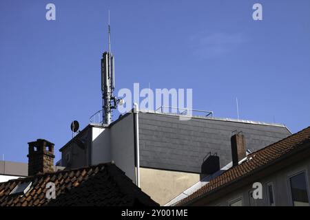 Antenne de téléphone mobile sur un toit Banque D'Images