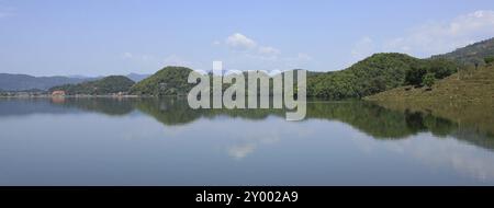 Matin tranquille au lac Begnas, lac près de Pokhara, Népal. Collines sur le rivage couvertes de forêts verdoyantes Banque D'Images