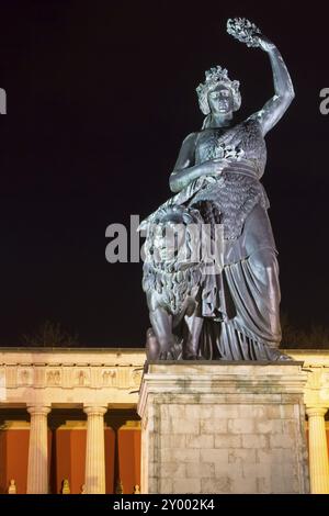 Statue de Bavière sur le bord de la Theresienwiese à Munich Banque D'Images