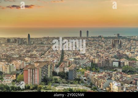 Barcelone Espagne, vue panoramique au lever du soleil ville depuis Bunkers del Carmel Banque D'Images