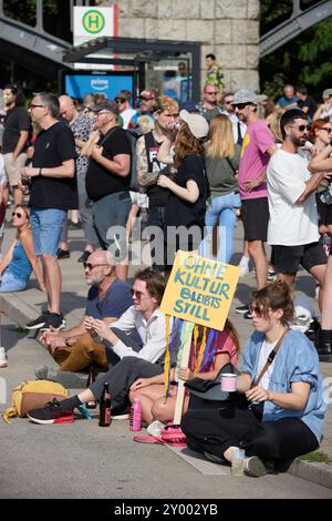 Hambourg, Allemagne. 31 août 2024. Un participant à la démo rave « Reclaim Hamburg » tient une bannière indiquant « Ohne Kultur bleibt's Still ». Crédit : Georg Wendt/dpa/Alamy Live News Banque D'Images