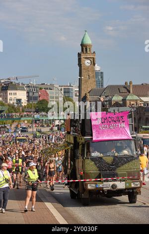 Hambourg, Allemagne. 31 août 2024. Les participants à la démo rave 'Reclaim Hamburg' marchent le long de la Landungsbrücken. Crédit : Georg Wendt/dpa/Alamy Live News Banque D'Images