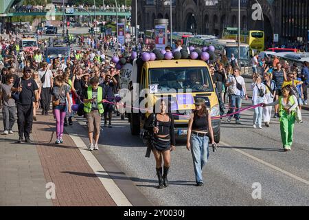 Hambourg, Allemagne. 31 août 2024. Les participants à la démo rave 'Reclaim Hamburg' marchent le long de la Landungsbrücken. Crédit : Georg Wendt/dpa/Alamy Live News Banque D'Images