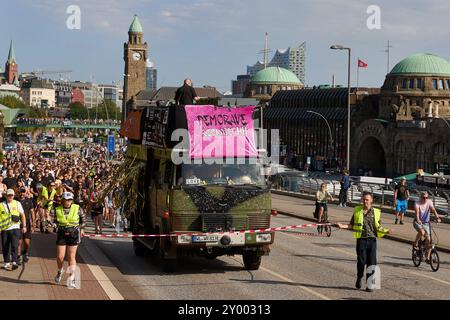 Hambourg, Allemagne. 31 août 2024. Les participants à la démo rave 'Reclaim Hamburg' marchent le long de la Landungsbrücken. Crédit : Georg Wendt/dpa/Alamy Live News Banque D'Images