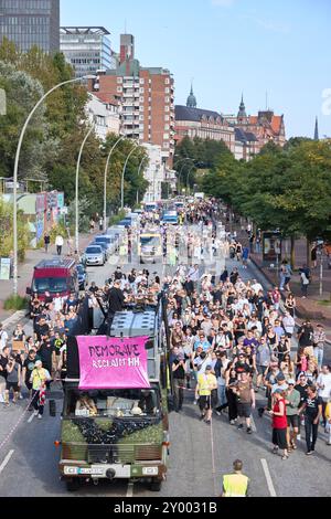 Hambourg, Allemagne. 31 août 2024. Les participants à la démo rave 'Reclaim Hamburg' Walk sur Hafenstraße. Crédit : Georg Wendt/dpa/Alamy Live News Banque D'Images