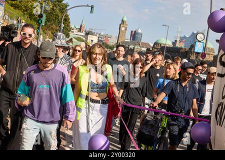 Hambourg, Allemagne. 31 août 2024. Les participants à la démo rave 'Reclaim Hamburg' marchent le long de la Landungsbrücken. Crédit : Georg Wendt/dpa/Alamy Live News Banque D'Images