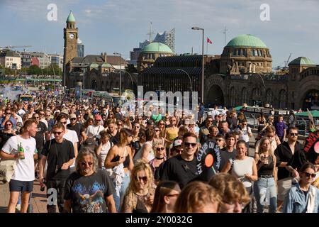 Hambourg, Allemagne. 31 août 2024. Les participants à la démo rave 'Reclaim Hamburg' marchent le long de la Landungsbrücken. Crédit : Georg Wendt/dpa/Alamy Live News Banque D'Images