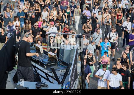 Hambourg, Allemagne. 31 août 2024. Les participants à la démo rave 'Reclaim Hamburg' Walk sur Hafenstraße. Crédit : Georg Wendt/dpa/Alamy Live News Banque D'Images