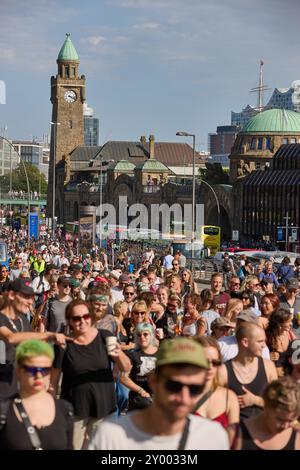 Hambourg, Allemagne. 31 août 2024. Les participants à la démo rave 'Reclaim Hamburg' marchent le long de la Landungsbrücken. Crédit : Georg Wendt/dpa/Alamy Live News Banque D'Images