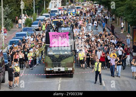 Hambourg, Allemagne. 31 août 2024. Les participants à la démo rave 'Reclaim Hamburg' Walk sur Hafenstraße. Crédit : Georg Wendt/dpa/Alamy Live News Banque D'Images