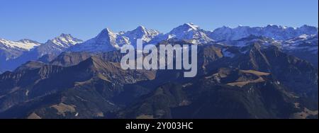 Célèbres montagnes Eiger, Monch et Jungfrau. Vue depuis le mont Niesen. Jour d'automne dans l'Oberland bernois Banque D'Images