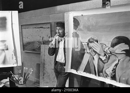 Richard Hamilton artiste pop dans son atelier avec des gravures représentant Mick Jagger et Robert Fraser, marchand d'art de Hamilton, arrêtés pour possession de drogue. Peinture appelée 'Swingeing London 1968-69' une sérigraphie sur toile, acrylique et collage. Londres, Angleterre 1968. ANNÉES 1960 ROYAUME-UNI HOMER SYKES Banque D'Images