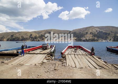 Tiquina, Bolivie, 22 octobre 2015 : ferries et ouvriers attendant de traverser le lac, Amérique du Sud Banque D'Images