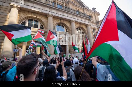 Manchester, Royaume-Uni. 31 août 2024. Les manifestants s'arrêtent au bâtiment d'assurance Axa pour remercier la société de désinvestir en Israël. Manifestants palestiniens à Manchester lors de leur 48ème week-end de protestation suite à l'attaque du Hamas le 7 octobre. Les manifestants ont défilé dans le centre de Manchester en commençant et en terminant à St Peter's Square. La marche s’est arrêtée au bâtiment d’assurance Axa, sur King Street, pour marquer leurs remerciements pour le désinvestissement de la société en Israël. Des bus et des tramways ont été retenus alors que la marche se déroulait sous escorte policière. Manchester Royaume-Uni. Picture garyroberts/Worldwidefeatures. Crédit : GaryRob Banque D'Images
