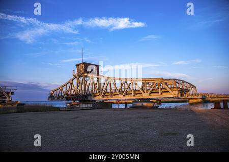 Pont tournant historique rouillé avec une petite cabine de conduite sur le toit Banque D'Images