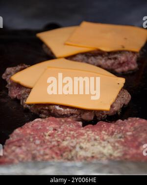 Cuisine de hamburgers au fromage, marché Harringay, Harringay, Londres, Royaume-Uni Banque D'Images