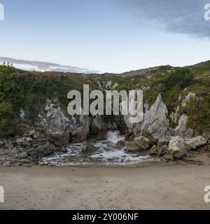 Unique Gulpiyuri plage intérieure avec mer venant des falaises en Cantabrie, Espagne, Europe Banque D'Images