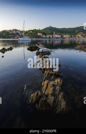 Baie de Collioure avec rochers et plage au lever du soleil à Occitanie en France Banque D'Images