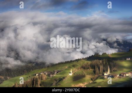 Village alpin dans les montagnes des Dolomites. Dolomites italiennes Banque D'Images